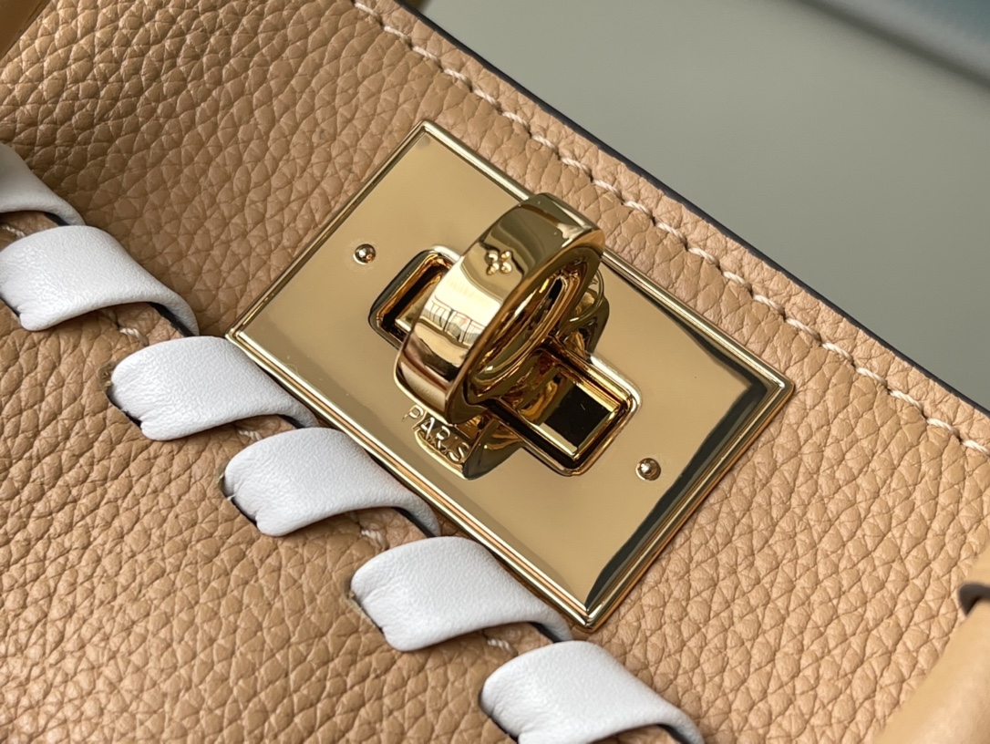 𝐋𝐎𝐔𝐈𝐒 𝐕𝐔𝐈𝐓𝐓𝐎𝐍     M21585