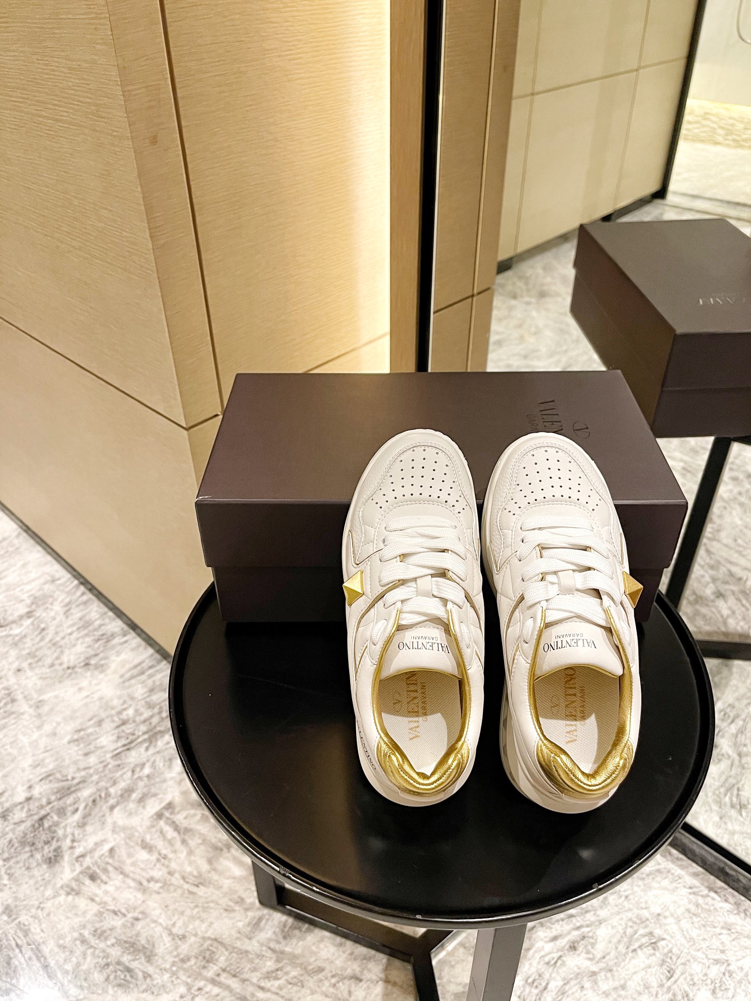 【Valentino】𝟐𝟎𝟐𝟏/𝐒𝐒 𝐧𝐞𝐰 Valentino 2021 fall and winter new one stud sneakers couples on the new