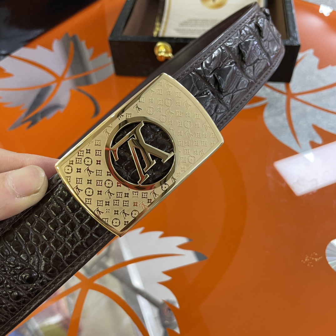 LOUIS VUITTO uses real crocodile 🐊🐊 skin and bone back skin for the body. There is no splicing at the tail