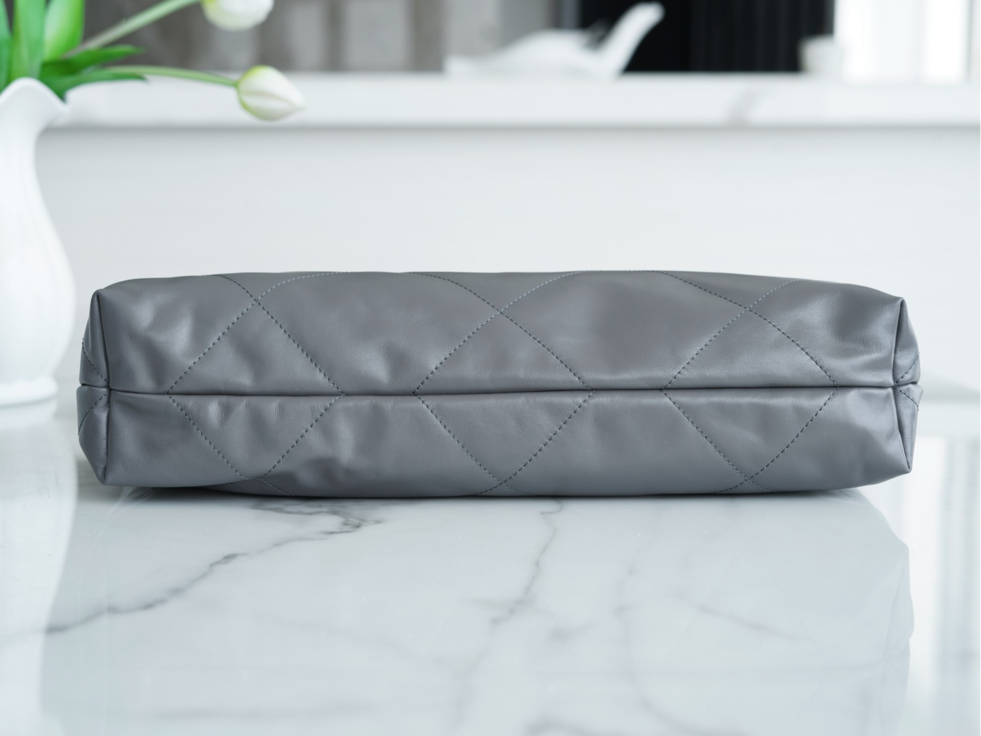 𝗖𝗛𝗔𝗘𝗡𝗟✦𝟐𝟐𝗣Spring/Summer New 𝟐𝟐Handbag Genuine Tail Leather Medium Premium Gray