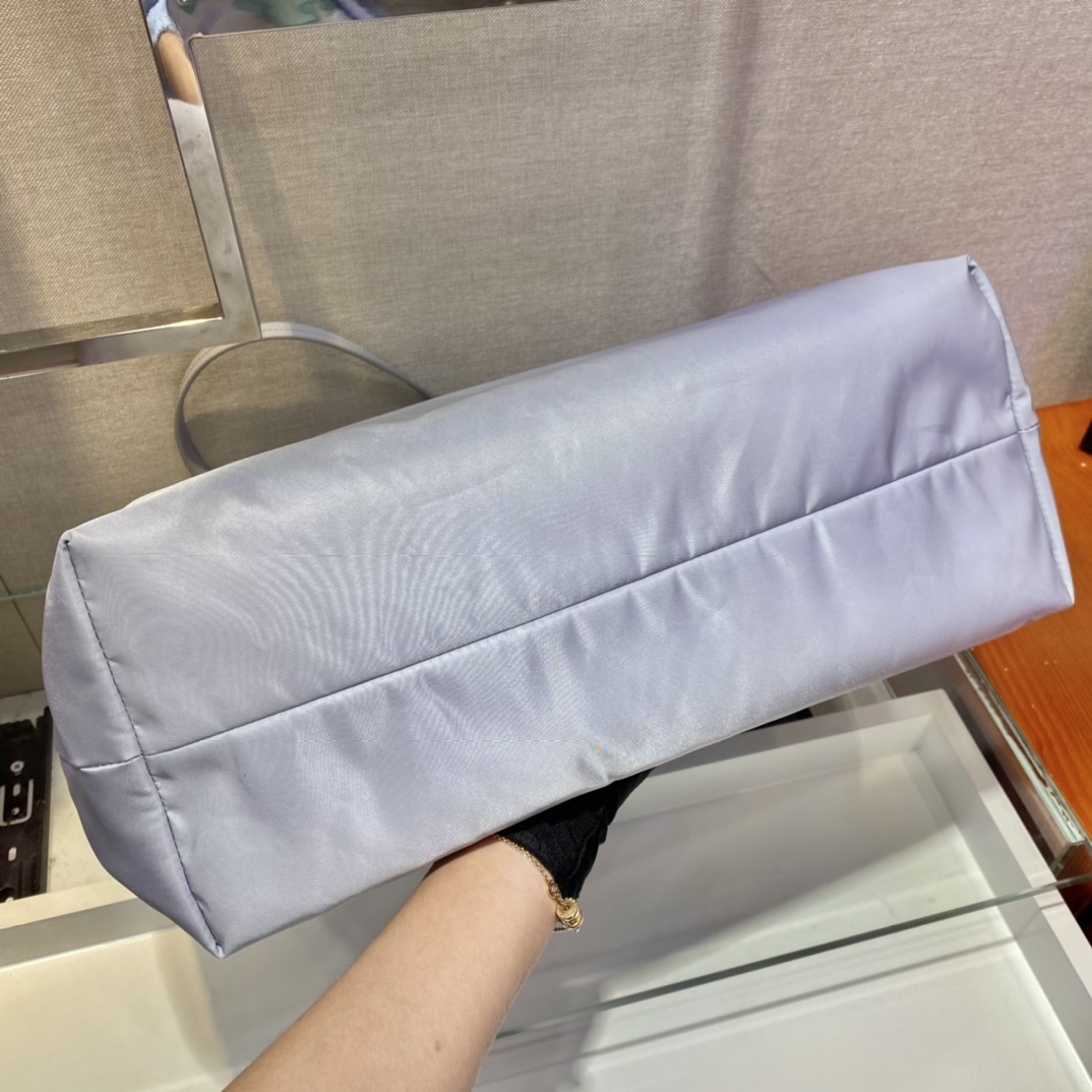 𝐏𝐑𝐀𝐃𝐀 Tote bag 1BG107