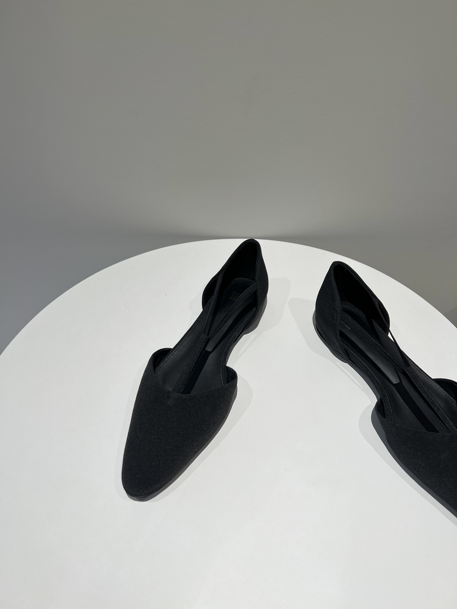 𝐓𝐨𝐭𝐞𝐦𝐞｜𝟐𝟎𝟐𝟑/𝐒𝐒 𝐧𝐞𝐰 toteme simple pointed toe shoes imported calf leather Italian leather outsole