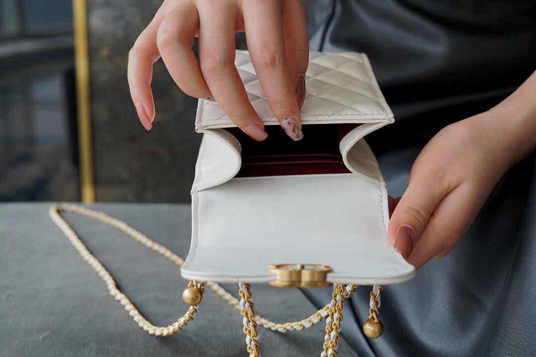 𝗖𝗛𝗔𝗘𝗡𝗟✦2021 Early Autumn New Double Ball Phone Bag 🤍 White