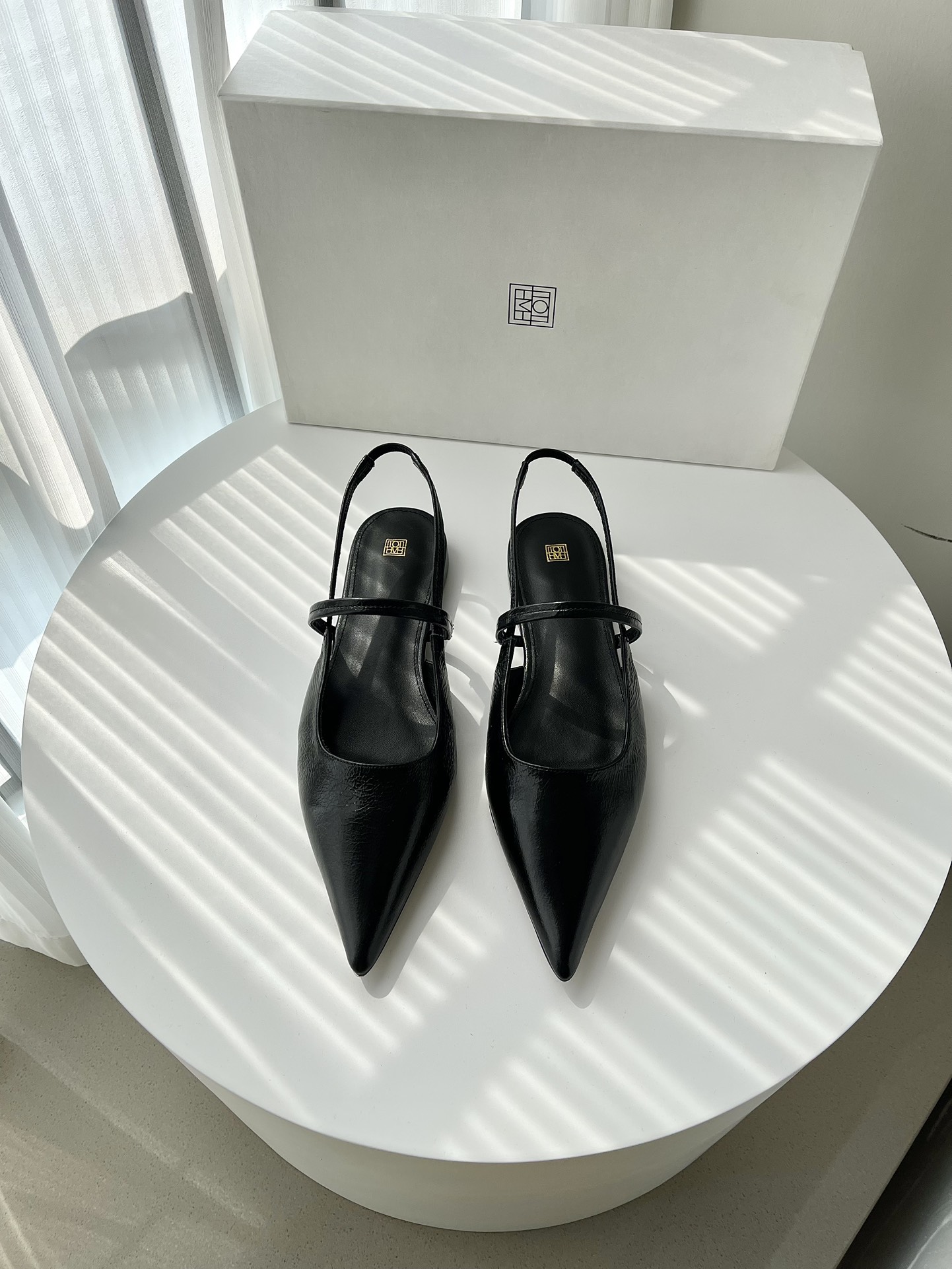 𝐓𝐨𝐭𝐞𝐦𝐞｜𝟐𝟎𝟐𝟑/𝐒𝐒 𝐧𝐞𝐰 Minimalist slingback with a different classic temperament Dry, rigid and soft