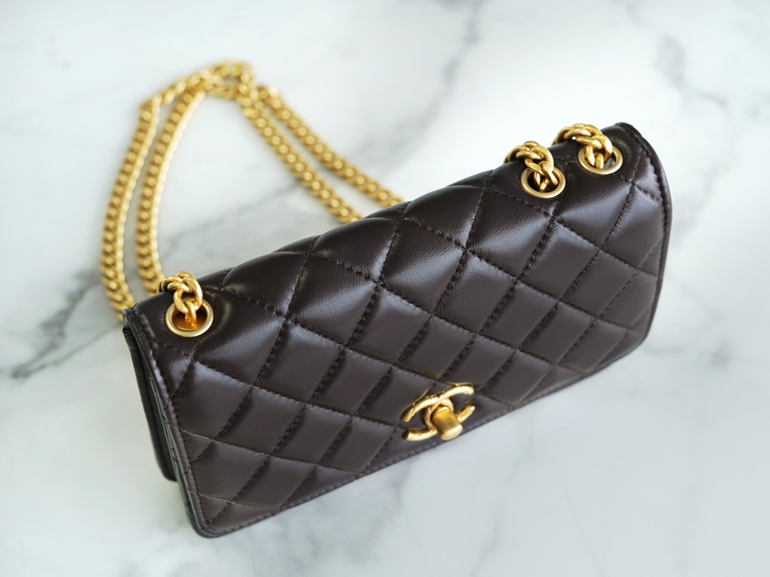 𝗖𝗛𝗔𝗡𝗘𝗟✦𝟮𝟐𝑲 Adjustable gold bead clasp Double C𝗹𝗼𝗴𝗼 Embossed small gold column woc Adjustable clasp dark brown🤎