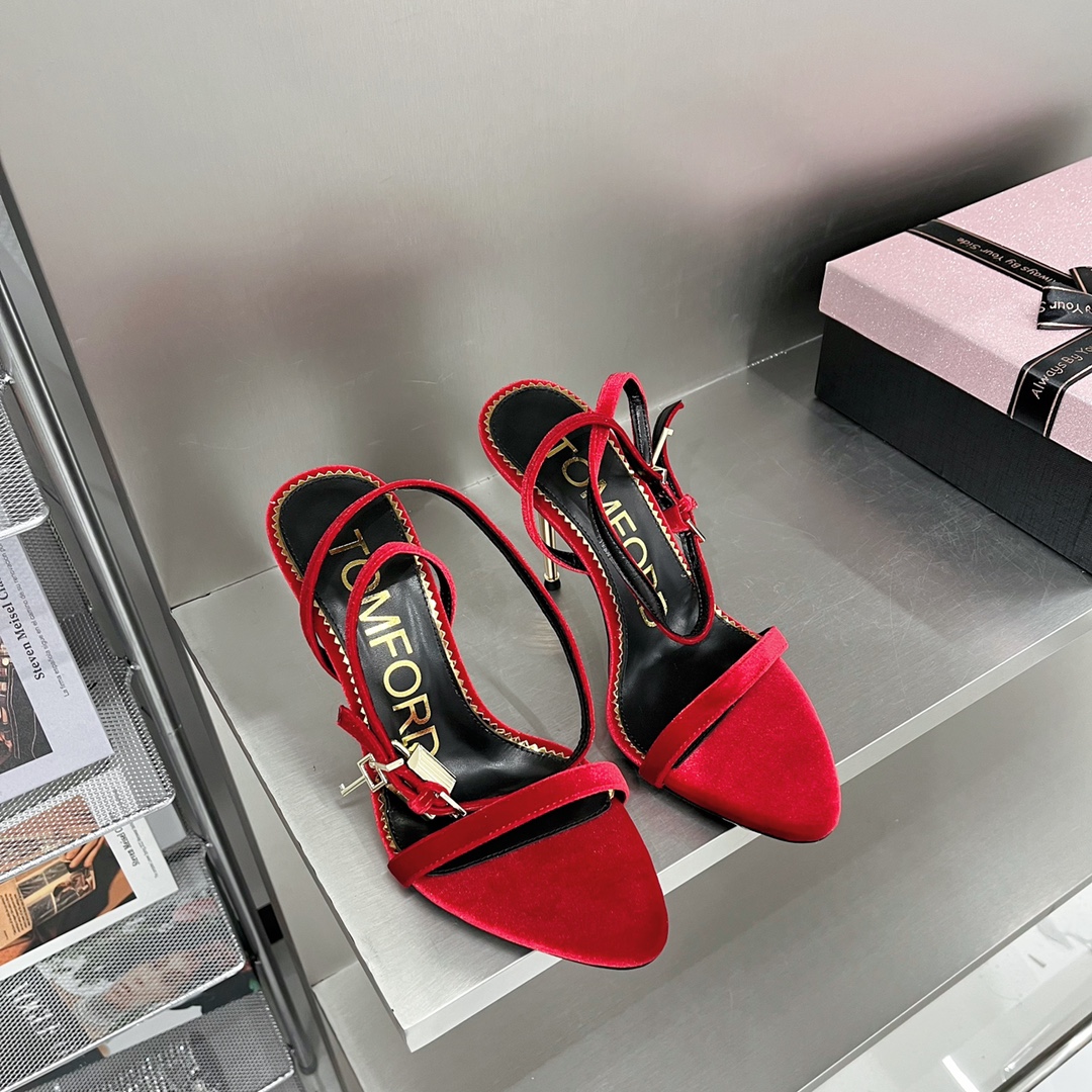 𝒕𝒐𝒎𝒇𝒐𝒓𝒅 𝟐𝟎𝟐𝟐/𝐒𝐒 𝐧𝐞𝐰 TF Tom Ford Gold Heel Padlock Sandals