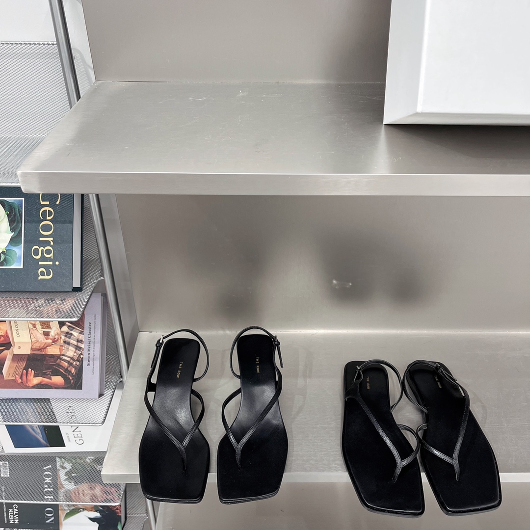 𝐓𝐇𝐄 𝐑𝐎𝐖｜𝟐𝟎𝟐𝟐/𝐒𝐒 𝐧𝐞𝐰 New The row 2022/fw Retro Minimalist Sandals