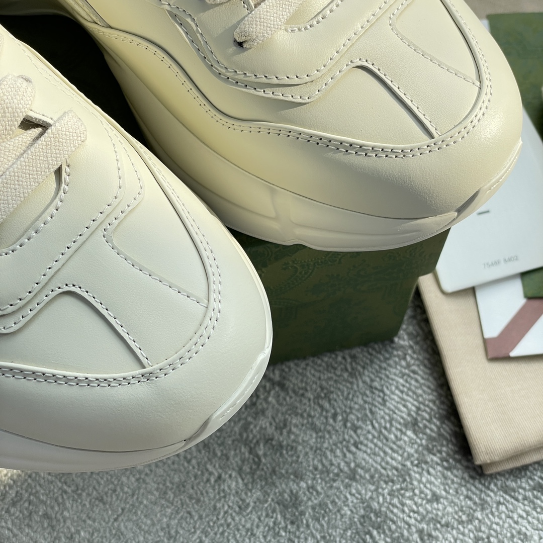 Gucci Pops This collection has a lot of flora and fauna elements Original material