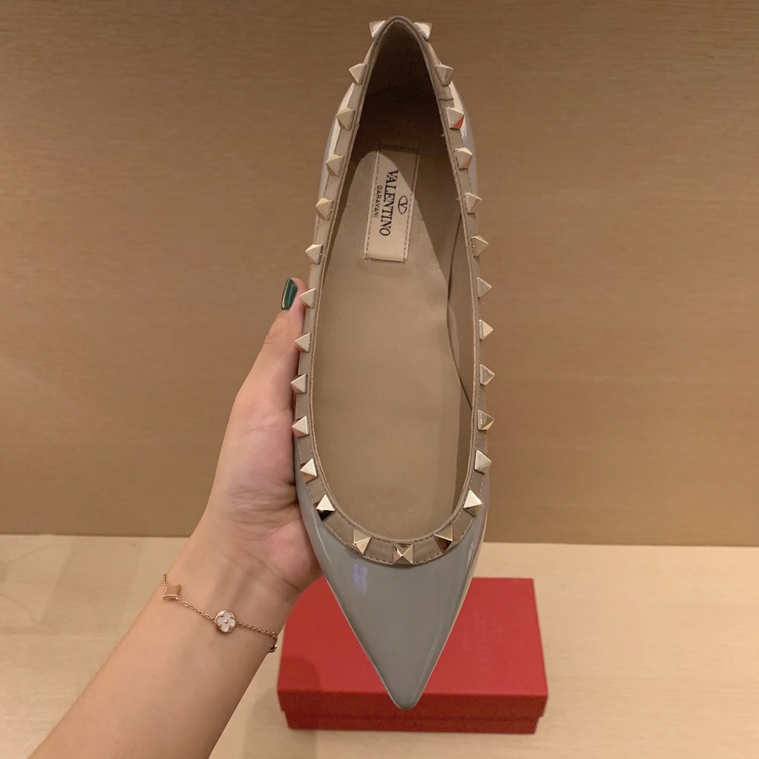 【Valentino】𝟐𝟎𝟐𝟏/𝐒𝐒 𝐧𝐞𝐰 Valentino studded flat shoes top version OEM level exclusive models