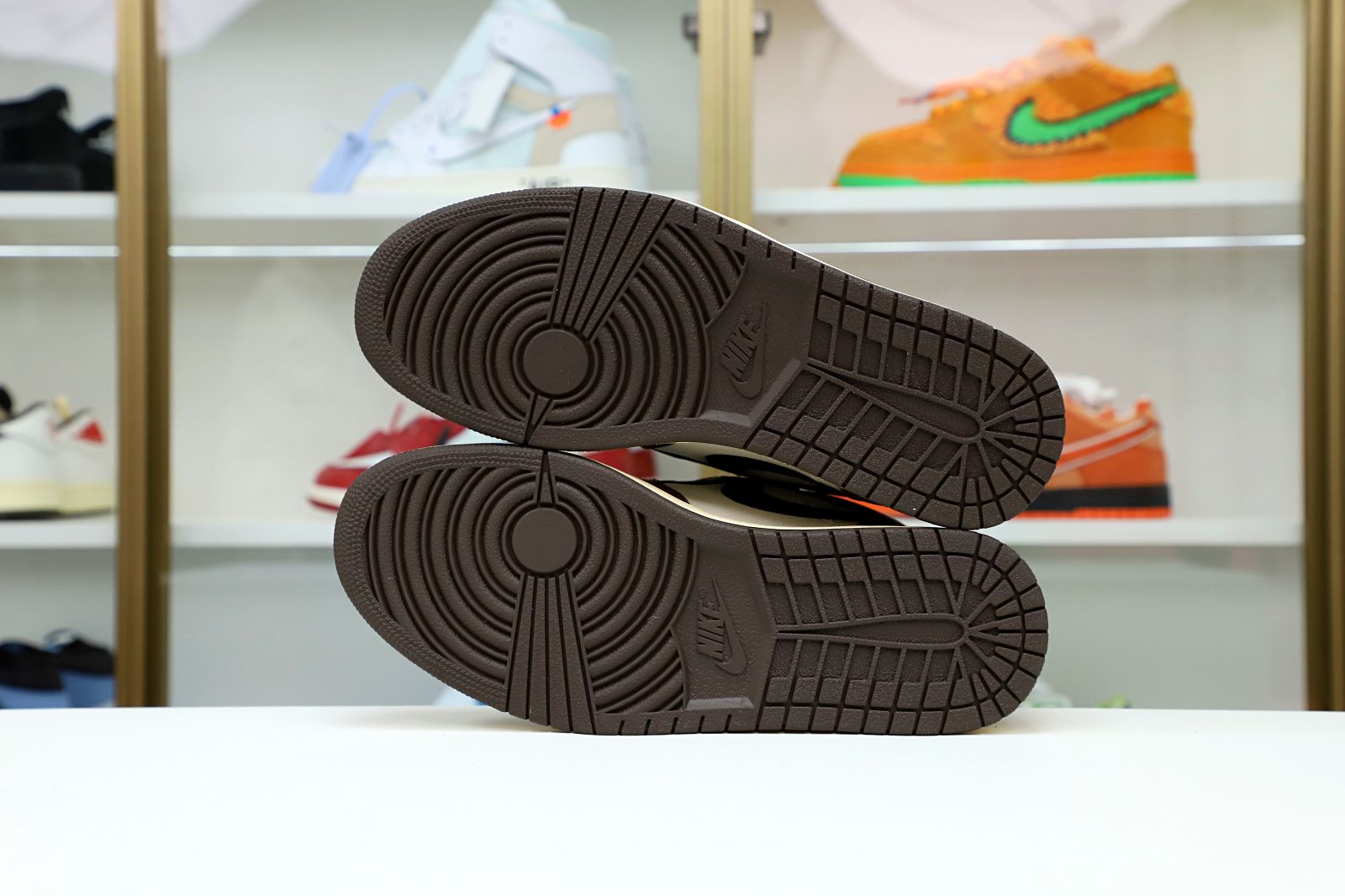 TRAVIS SCOTT X AIR JORDAN 1 RETRO HIGH OG MOCHA