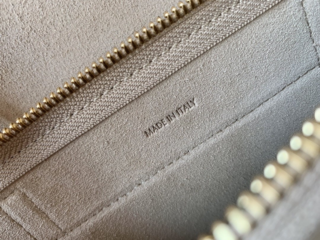 𝐂𝐞𝐥𝐢𝐧𝐞 Belt Bag Catfish Bag Small Grained Calfskin