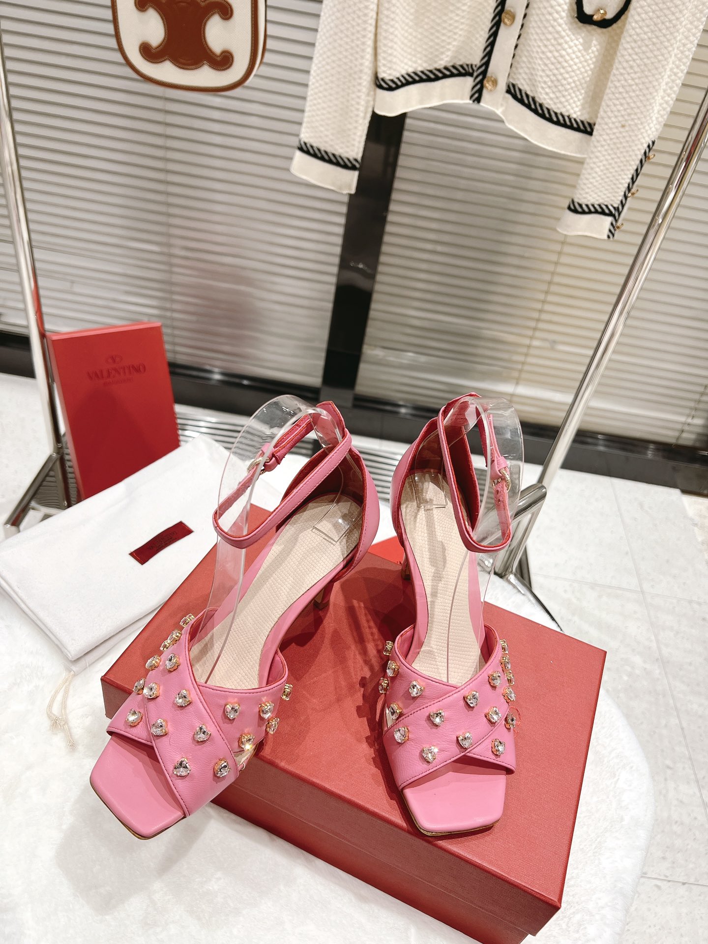 【Valentino】𝟐𝟎𝟐𝟏/𝐒𝐒 𝐧𝐞𝐰  Valentino fabric patent leather lining sheepskin sole cowhide