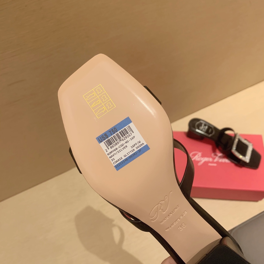 Roger vivier | 𝟐𝟎𝟐𝟏/𝐒𝐒 𝐧𝐞𝐰 2021 Summer Slippers Bikiviv' Metal Buckle PVC Mule Shoes