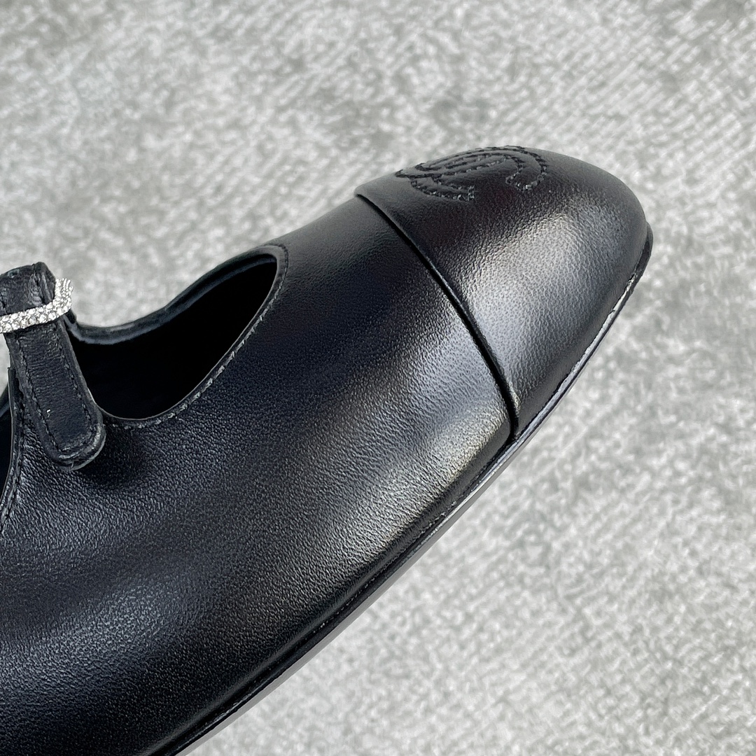 CHANEL Xiao Xiang's new double strap ballet shoes above the buckle on the small diamonds of the delicate shine