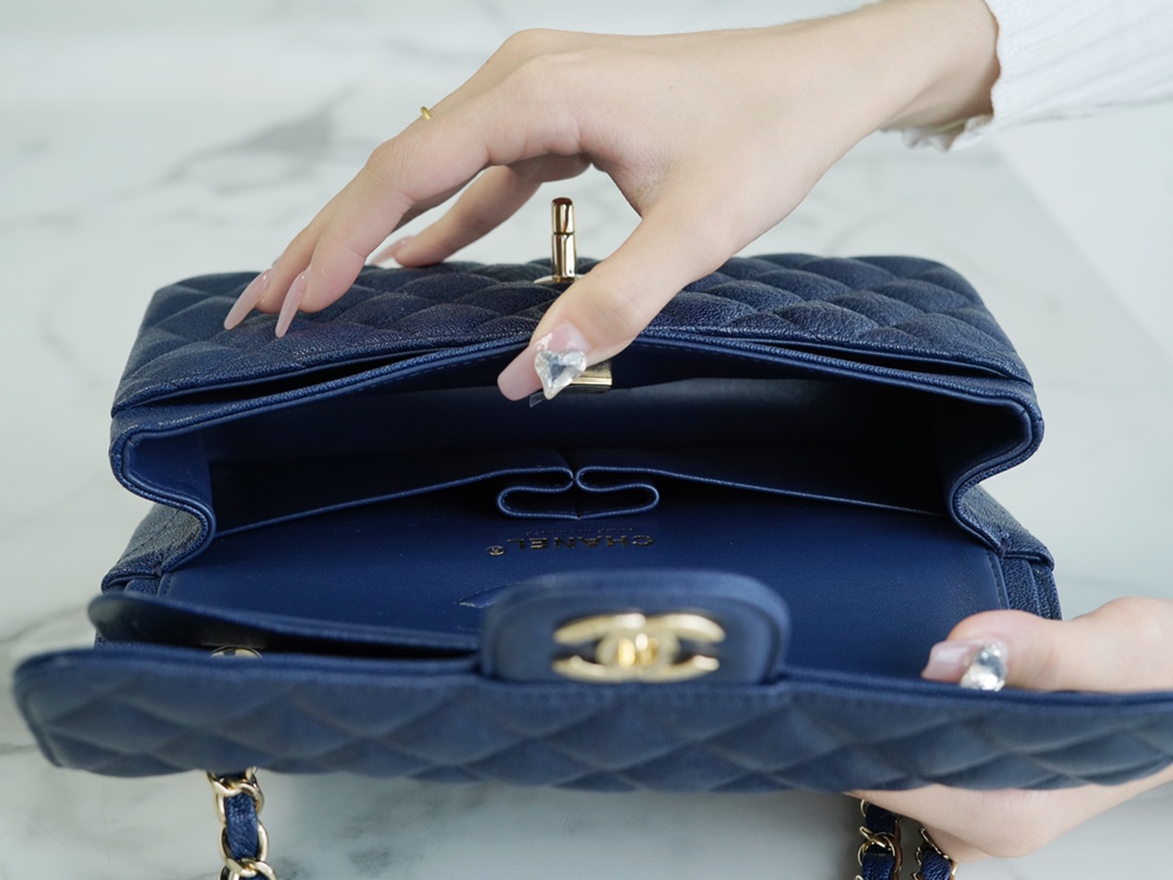 𝐂𝐇𝐀𝐍𝐄𝐋 Classic Flap washed cowhide is made from the most delicate calves just born Washed fetal cow Small Starsky Blue💙