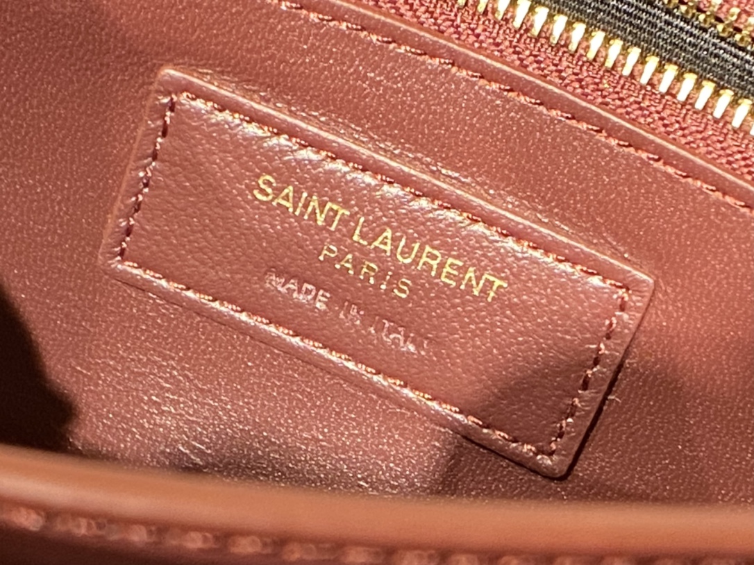 SAINT LAURENT ▪️𝑪𝒂𝒔𝒔𝒂𝒏𝒅𝒓𝒂▪️532750 original crocodile pattern.