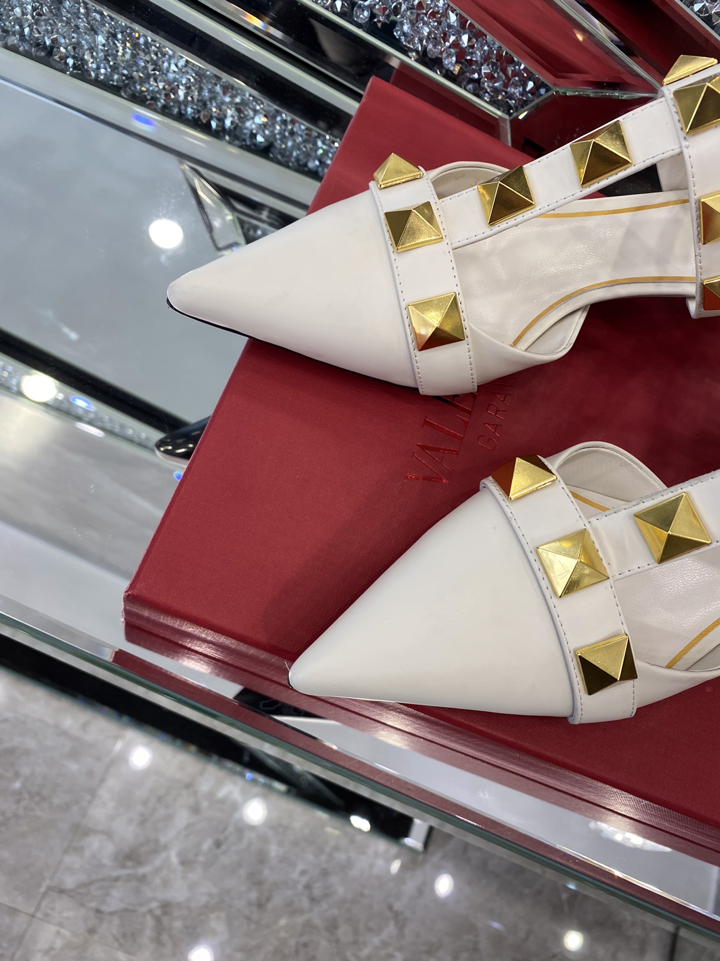 【Valentino】𝟐𝟎𝟐𝟏/𝐒𝐒 𝐧𝐞𝐰 Valentino studded sandals counter the latest series of very bright show series launched
