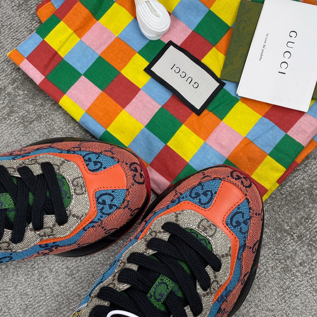 Gucci Pops This collection has a lot of flora and fauna elements Original material