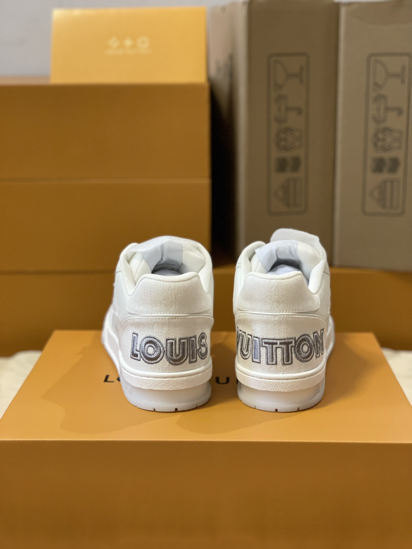 Louis Vuitton Trainer sneakers for couples, style 1A98UX