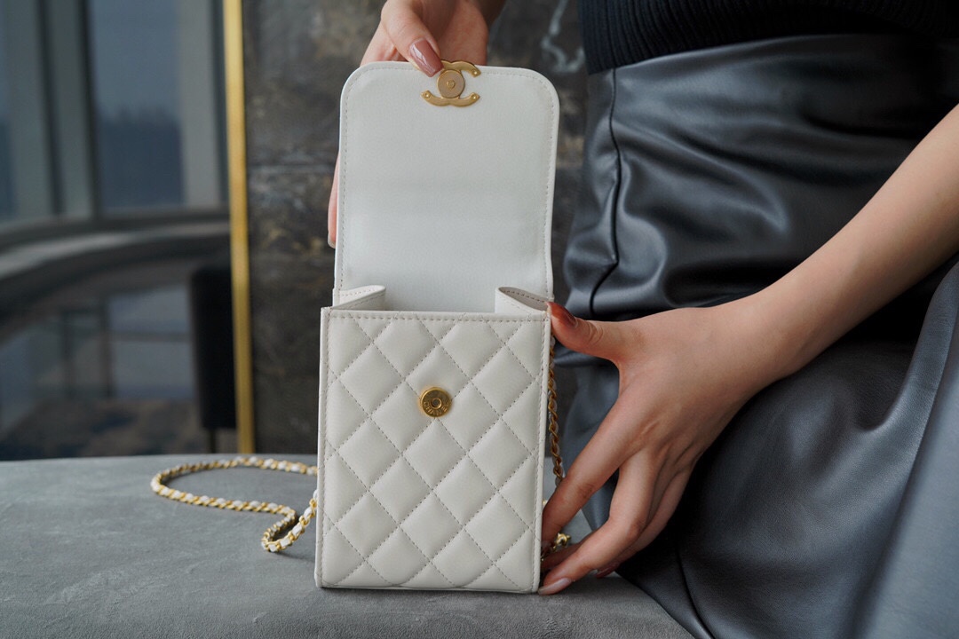 𝗖𝗛𝗔𝗘𝗡𝗟✦2021 Early Autumn New Double Ball Phone Bag 🤍 White