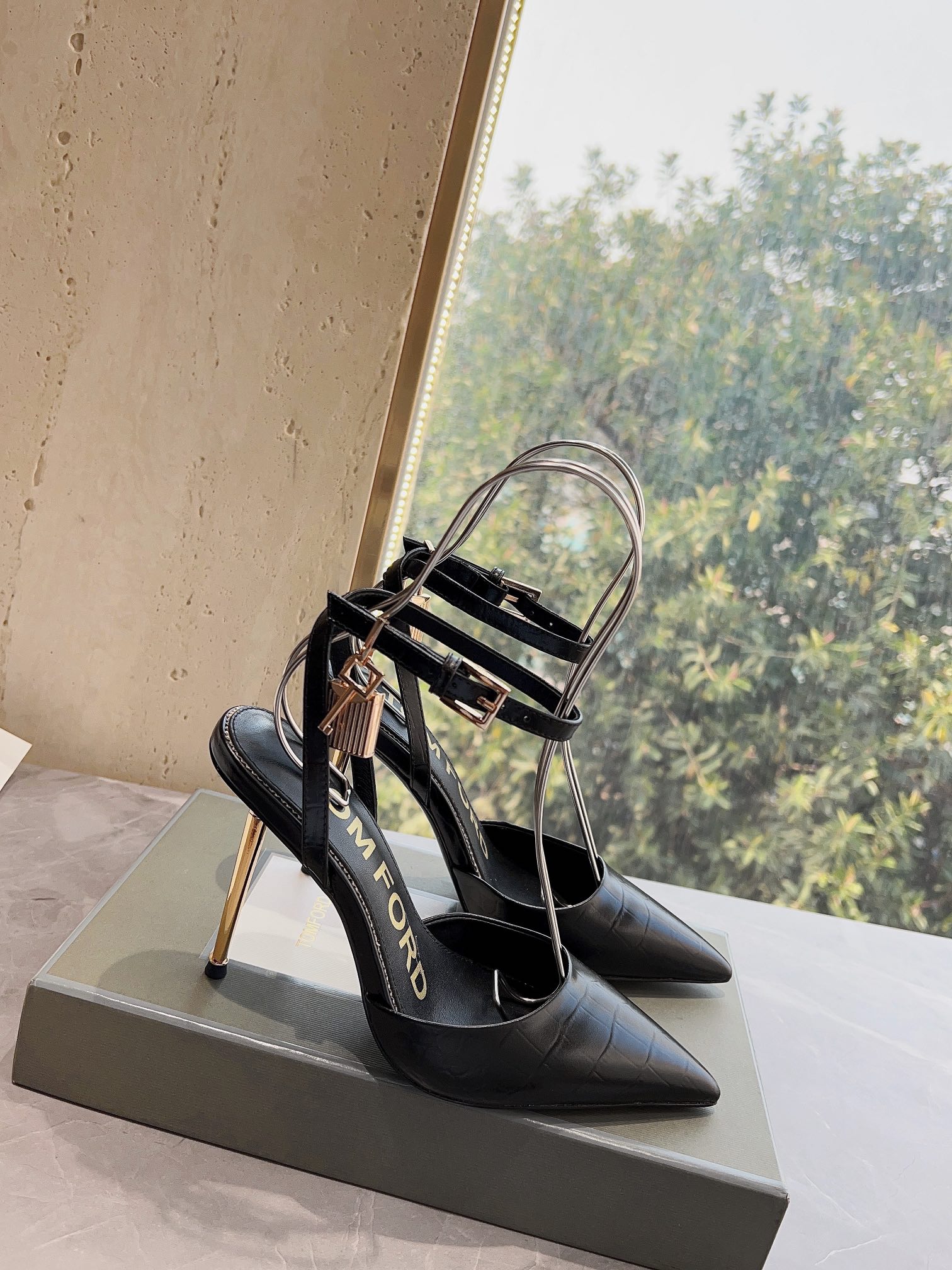 𝐓𝐎𝐌𝐅𝐎𝐑𝐃｜𝟐𝟎𝟐𝟑𝐒𝐒/𝐧𝐞𝐰  Dolce & Ga women's jeweled buckle jacquard raglan heels