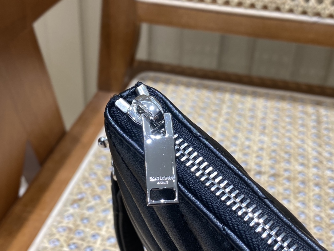 SAINT LAURENT 𝑴𝒐𝒏𝒐𝒈𝒓𝒂𝒎 𝑾𝒐𝒄  #379039