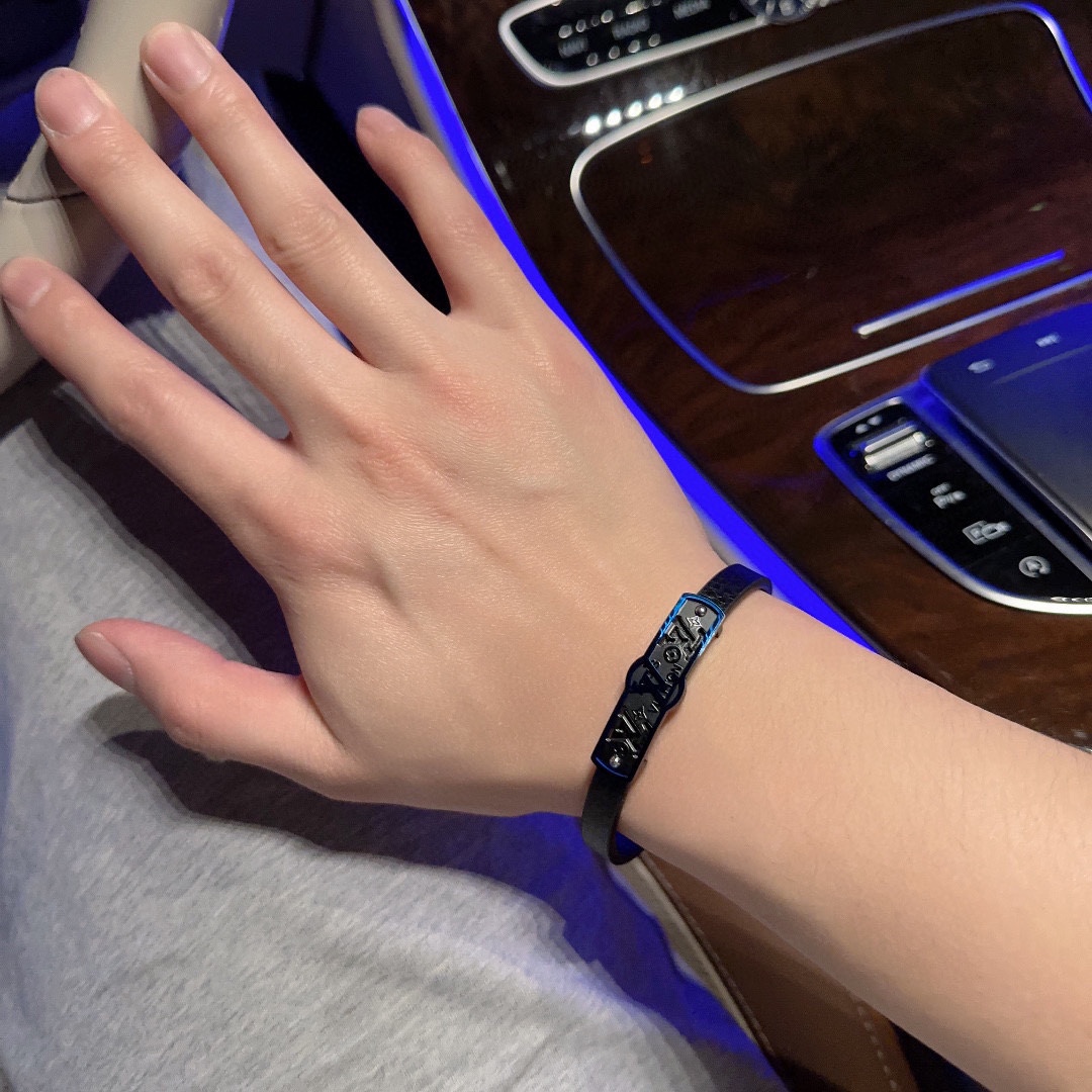 Louis Vuitton Cowhide bracelet, couple's style, length 22cm, adjustable and changeable