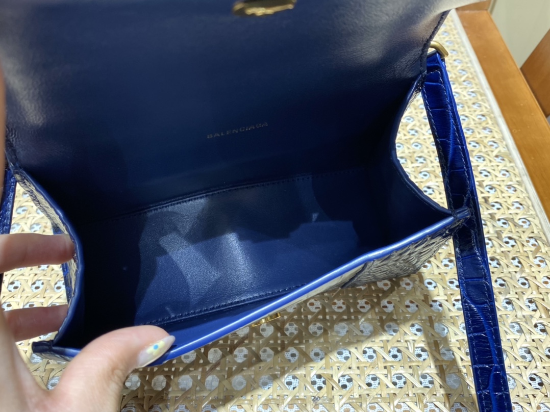 BALENCIAGA 𝐇𝐨𝐮𝐫𝐠𝐥𝐚𝐬𝐬 𝐗𝐒 crocodile-textured cowhide