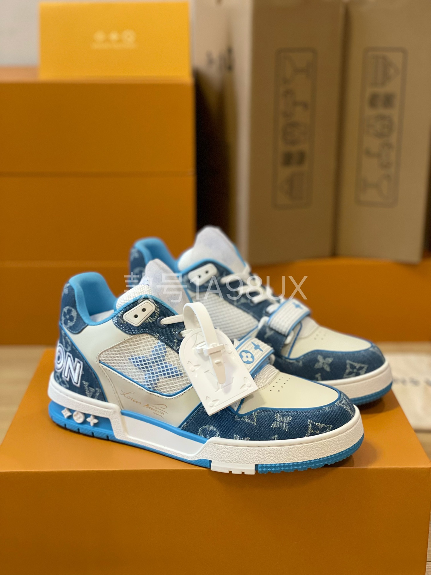 Louis Vuitton Trainer sneakers for couples, style 1A98UX