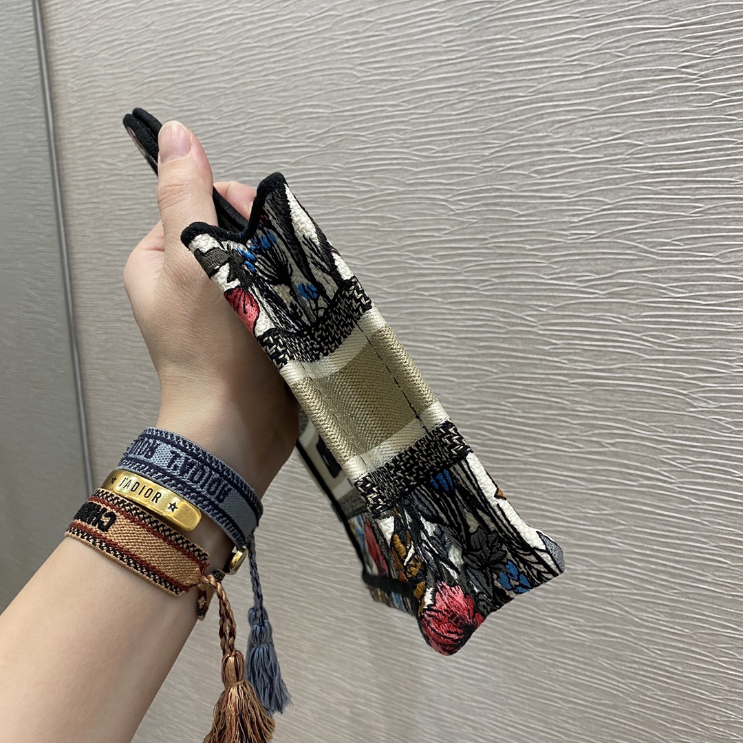 mini Tote's latest moonflower collection for early spring