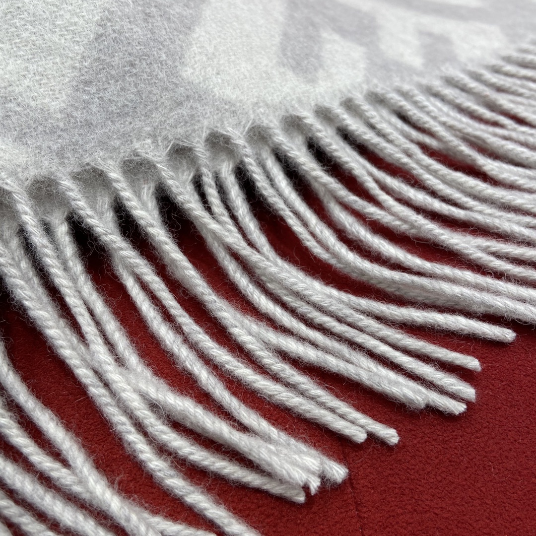𝐅𝐞𝐧𝐝𝐢 Double-sided Cashmere Scarf with Big Tassel and Big Logo 100% Cashmere
