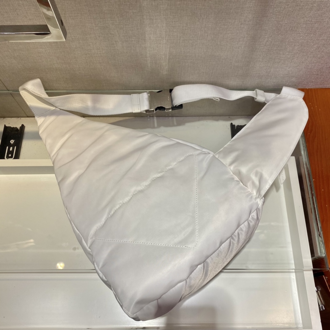 𝐏𝐑𝐀𝐃𝐀 New Chest Bag 2VZ092