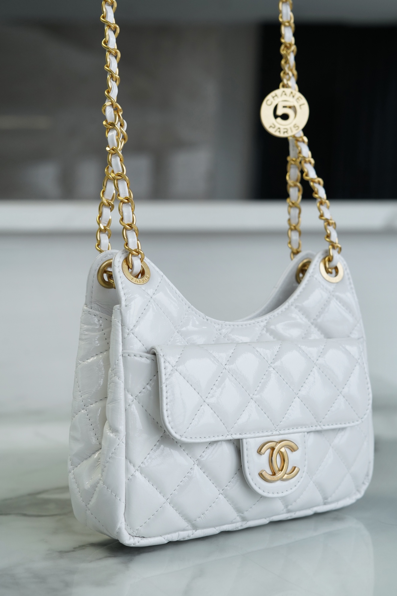 𝗖𝗛𝗔𝗡𝗘𝗟✦23𝑪 Early Spring Resort Collection Bright crinkled calfskin and gold metal Wave bag small white