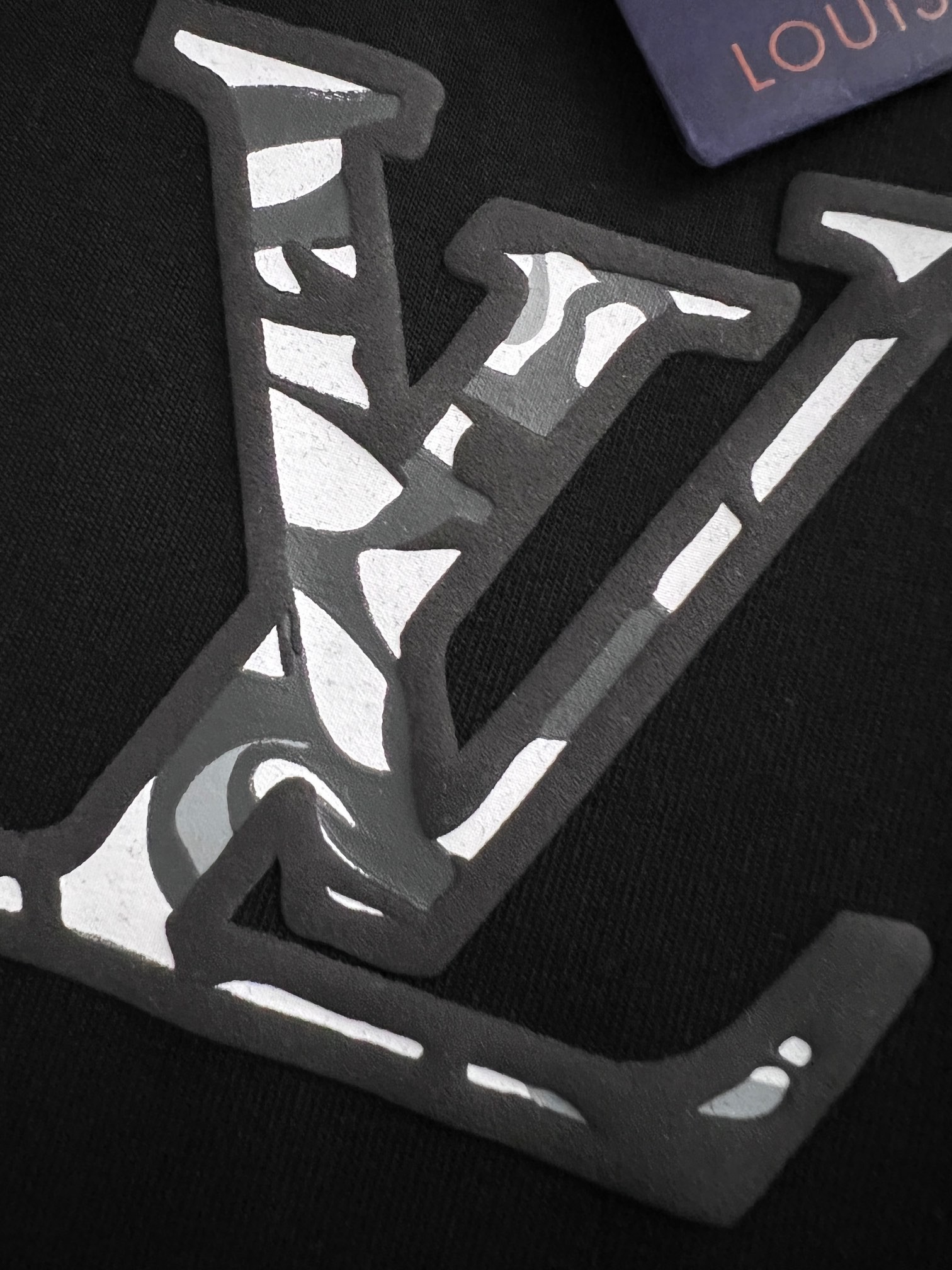 Louis Vuitton 24 classic embroidered pockets with trendy t-shirts