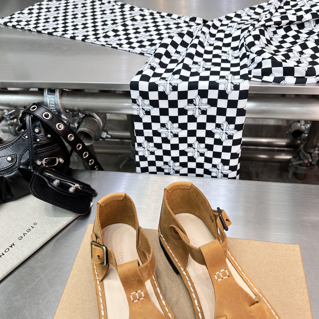 𝐒𝐭𝐞𝐯𝐞 𝐌𝐨𝐧𝐨｜𝟐𝟎𝟐𝟑𝐒𝐒/𝐧𝐞𝐰 A pair of fully handmade sandals using Goodyear practices