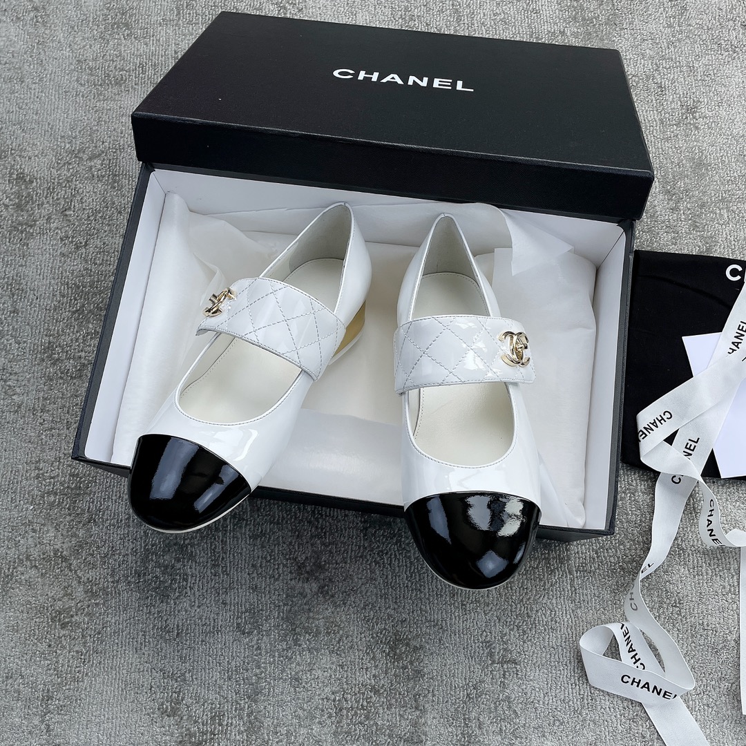 CHANEL book bag buckle single shoes Mary Jane single shoes bright wrinkled patent leather gold heel