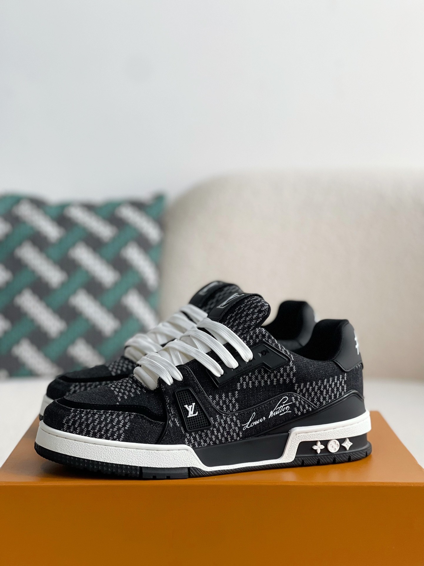 LOUIS VUITTON SNEAKERS