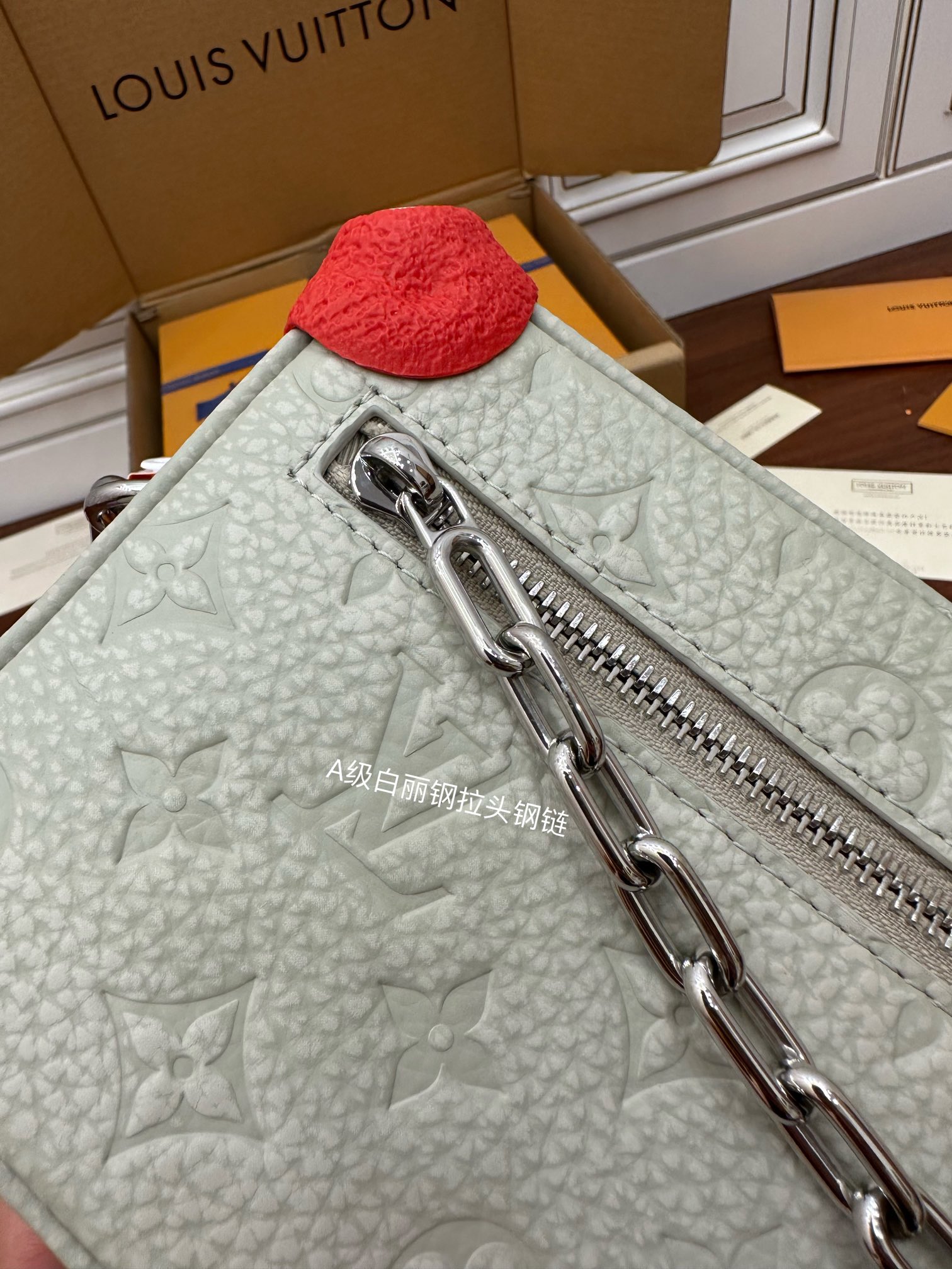 Louis Vuitton M81606