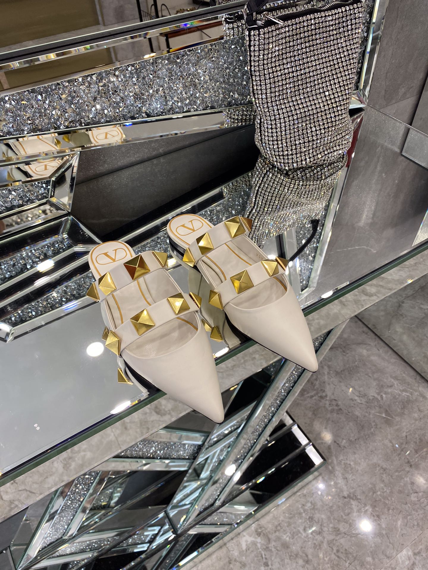 【Valentino】𝟐𝟎𝟐𝟏/𝐒𝐒 𝐧𝐞𝐰 The latest series of counter perfect details original matte open edge bead leather