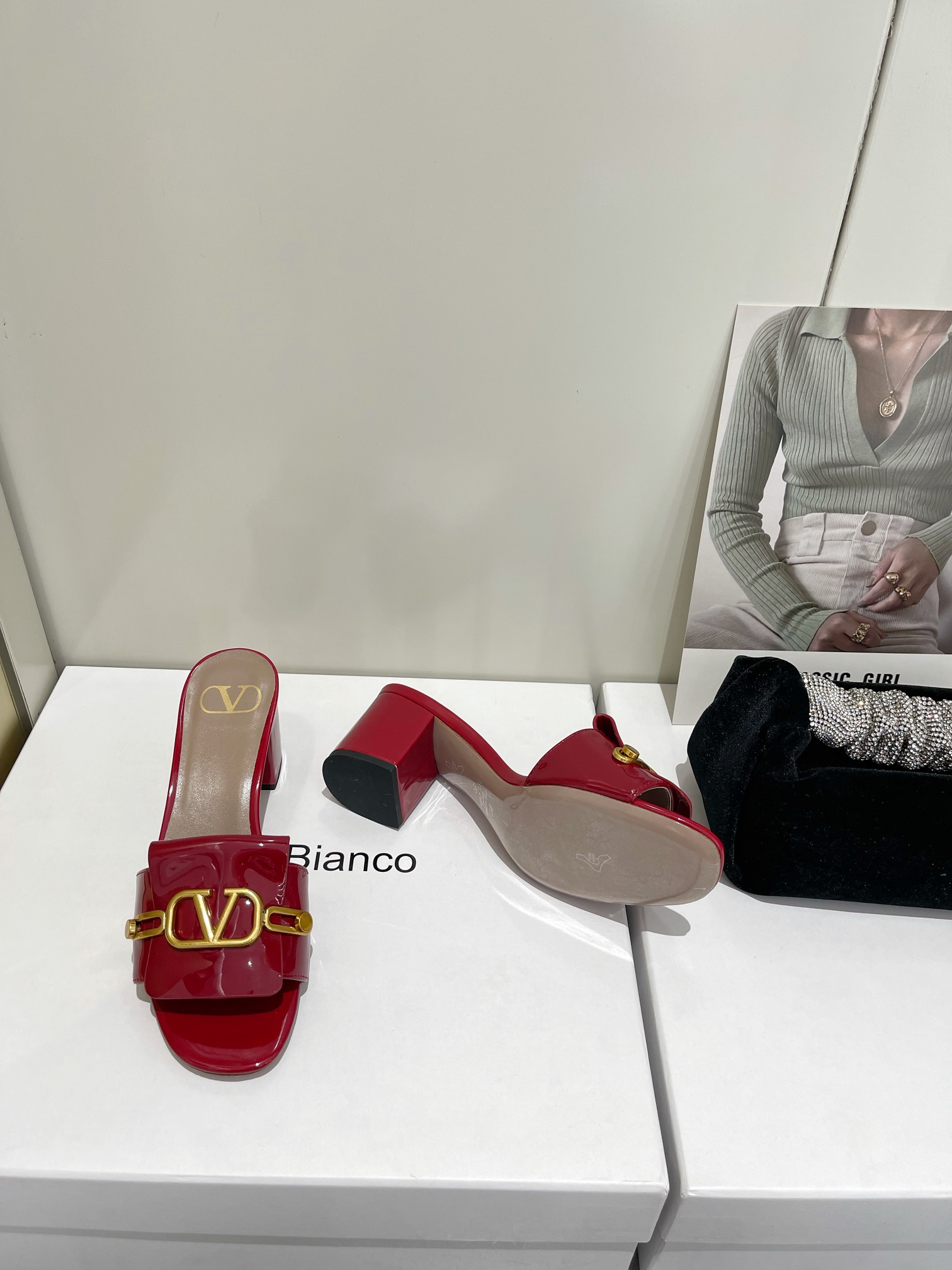 【Valentino】𝟐𝟎𝟐𝟏/𝐒𝐒 𝐧𝐞𝐰  Valentino 2022 / fw spring and summer new women's slippers