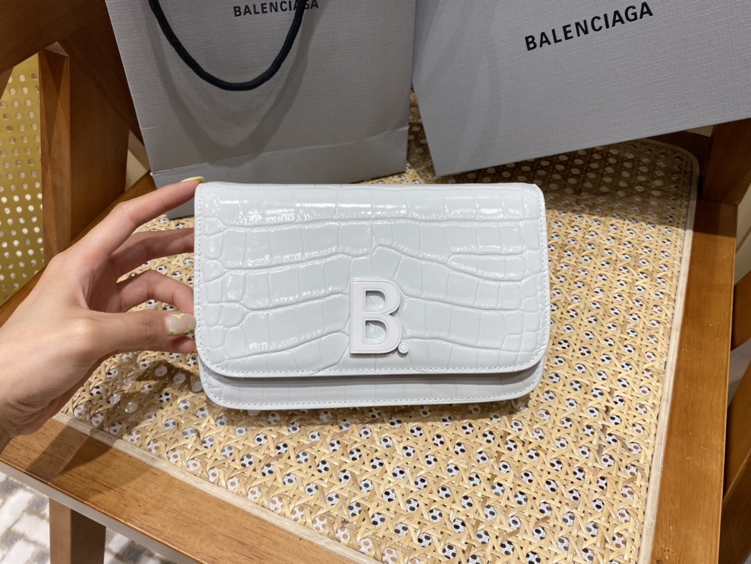 BALENCIAGA 𝘄𝗮𝗹𝗹𝗲𝘁 𝗼𝗻 𝗰𝗵𝗮𝗶𝗻 ▪️ crocodile pattern white white buckle