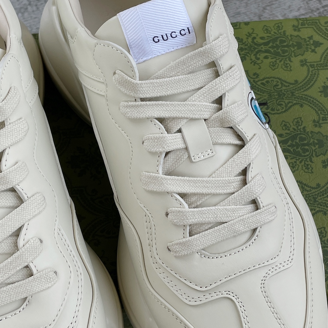 Gucci Pops This collection has a lot of flora and fauna elements Original material