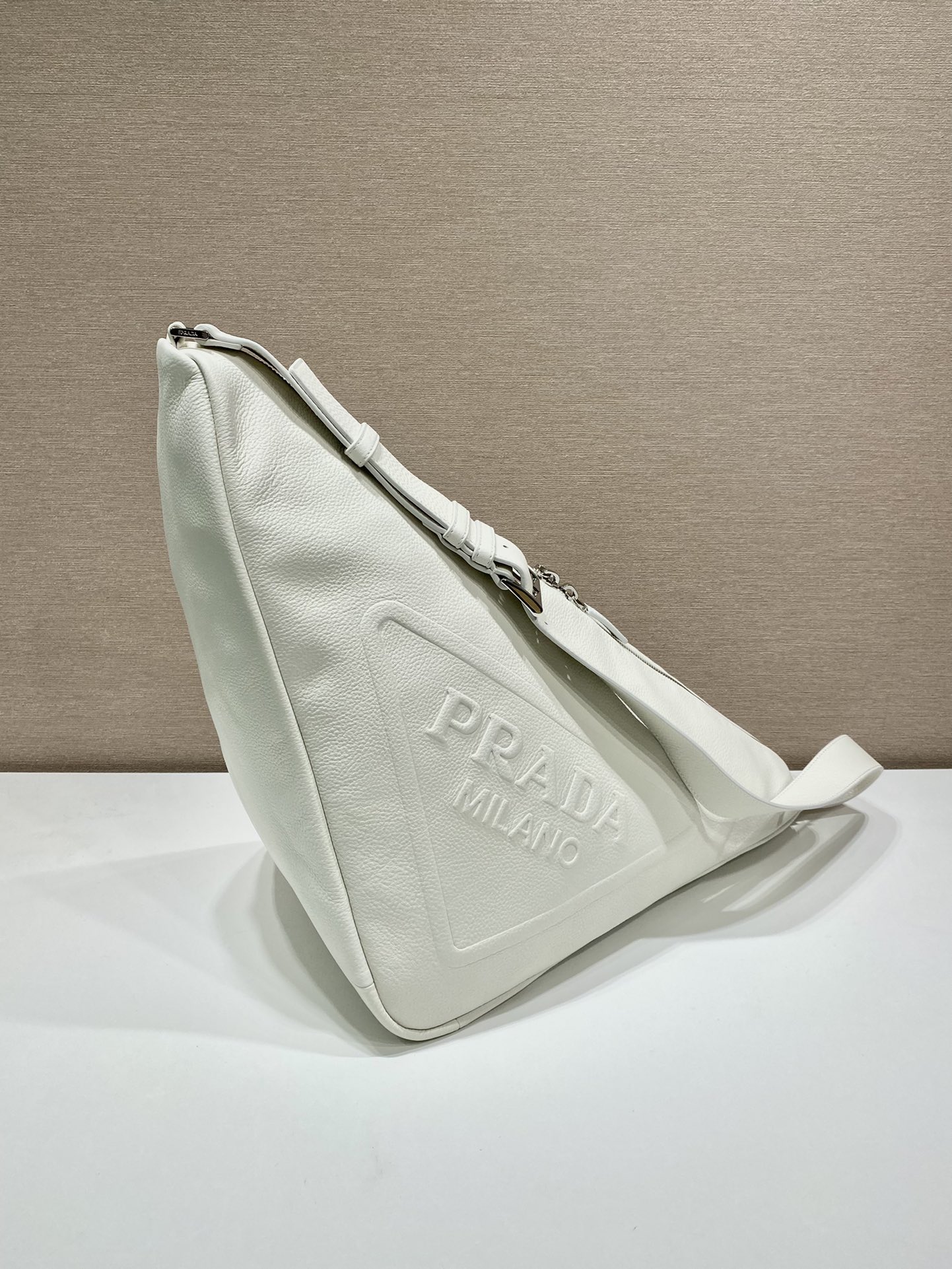𝐏𝐑𝐀𝐃𝐀 Full leather large triangle bag 2VY007