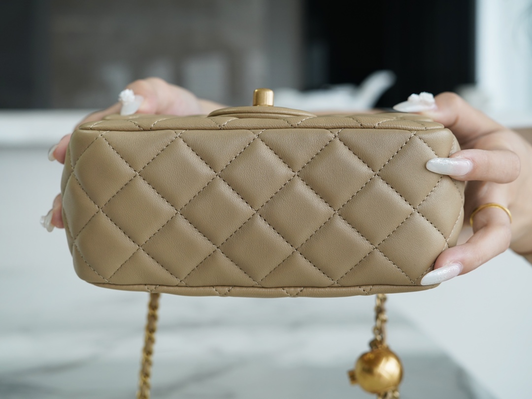 𝗖𝗛𝗔𝗘𝗡𝗟✦ Metal Ball Square Fatty Genuine Leather Milk Coffee Apricot