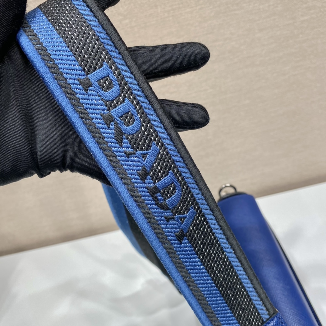 𝐏𝐑𝐀𝐃𝐀 Crossbody bag 2VD046