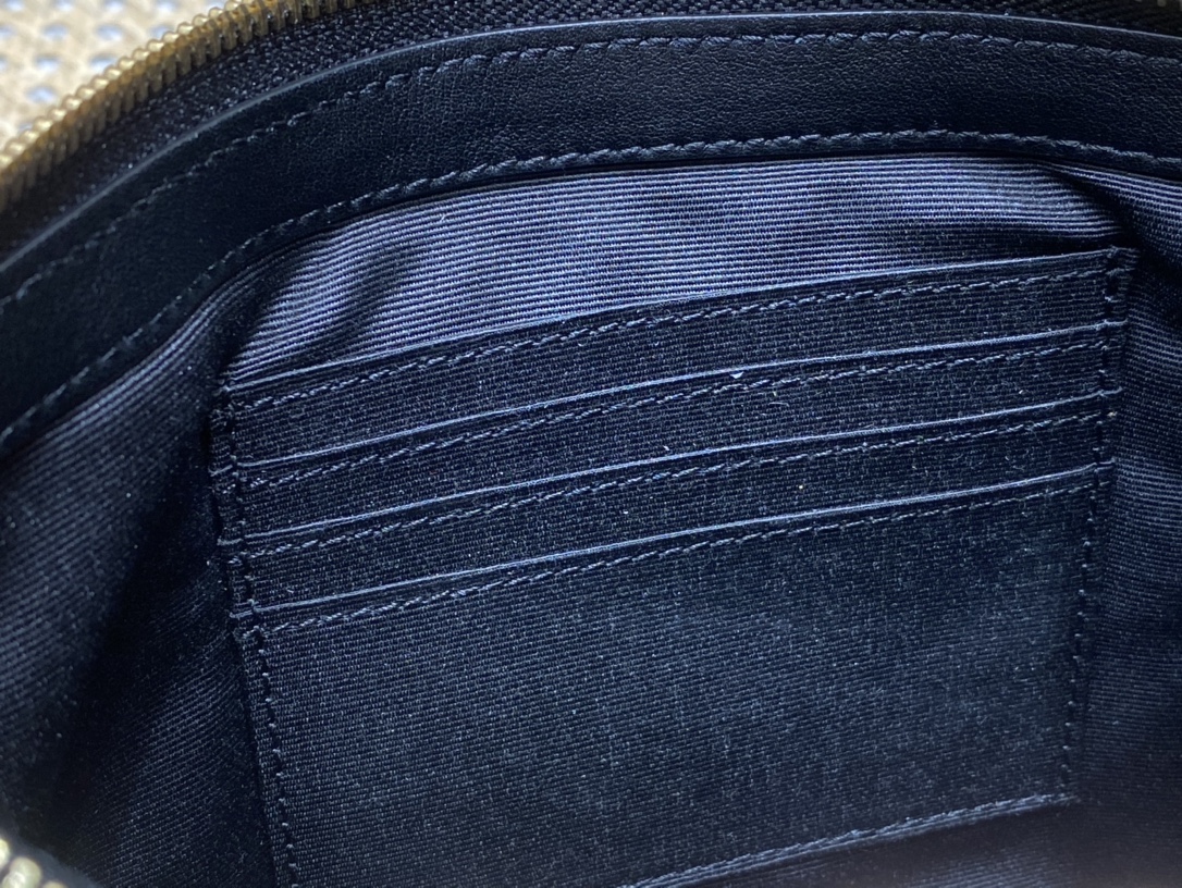 SAINT LAURENT 𝑴𝒐𝒏𝒐𝒈𝒓𝒂𝒎 𝑾𝒐𝒄  #379039