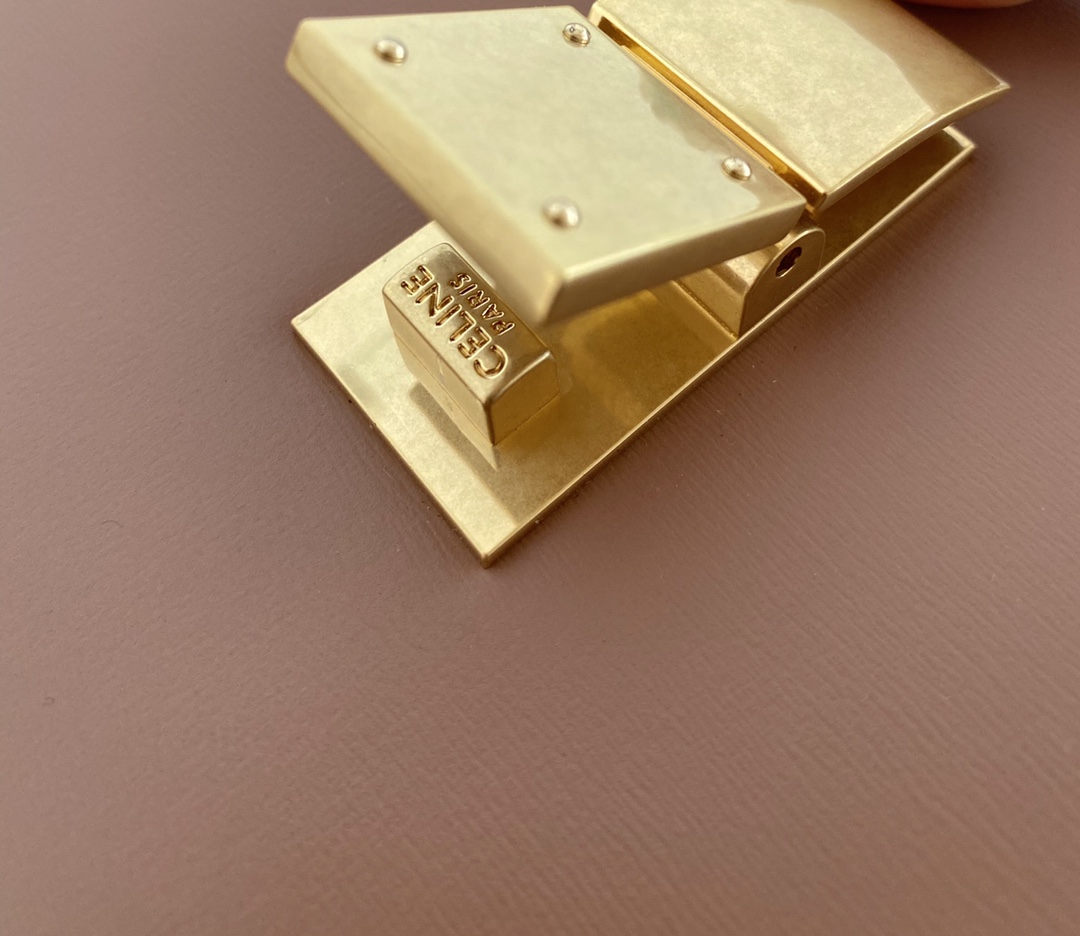 𝐂𝐞𝐥𝐢𝐧𝐞 Box Teen bag in polished calfskin