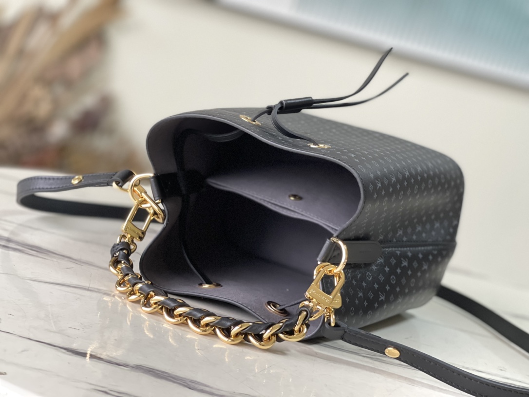 𝐋𝐎𝐔𝐈𝐒 𝐕𝐔𝐈𝐓𝐓𝐎𝐍     M22598