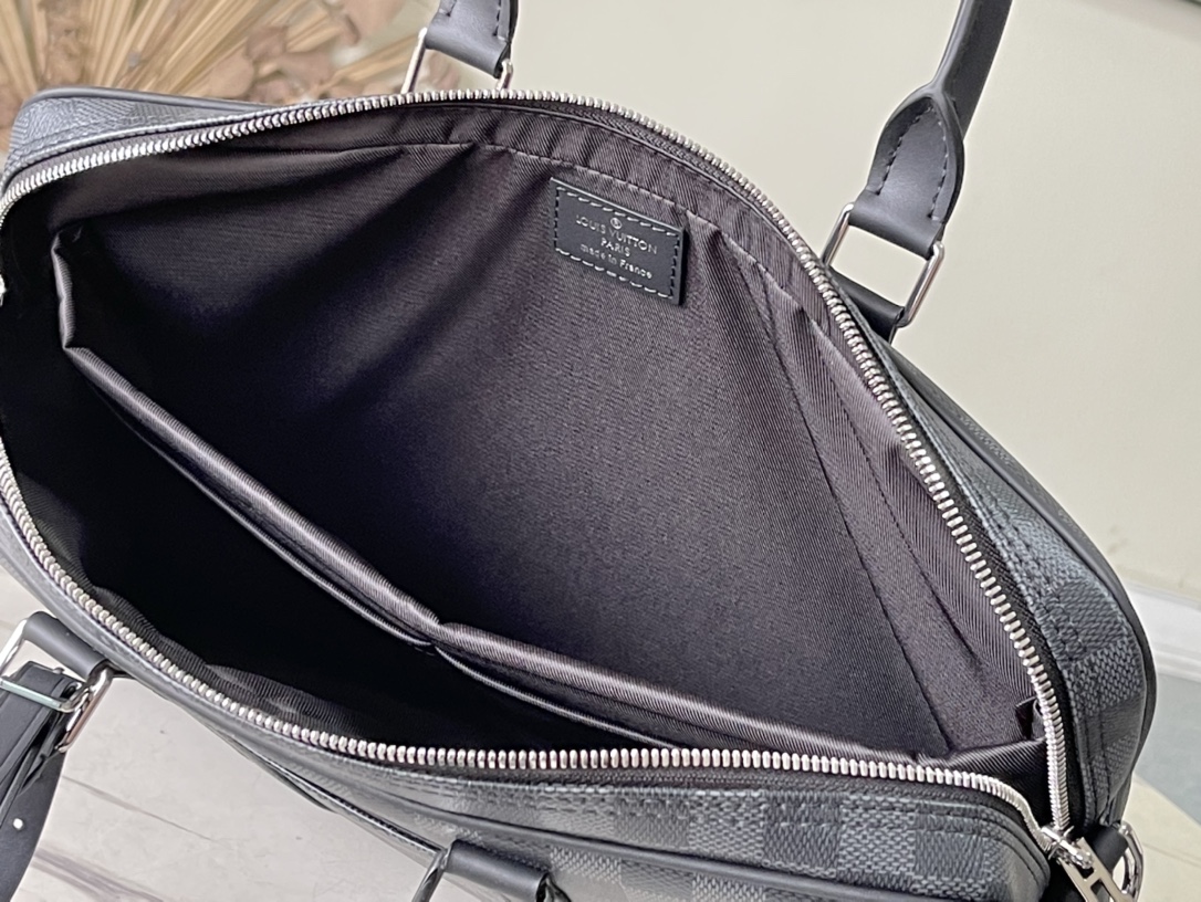 𝐋𝐎𝐔𝐈𝐒 𝐕𝐔𝐈𝐓𝐓𝐎𝐍 N40445 Voyage Small Briefcase