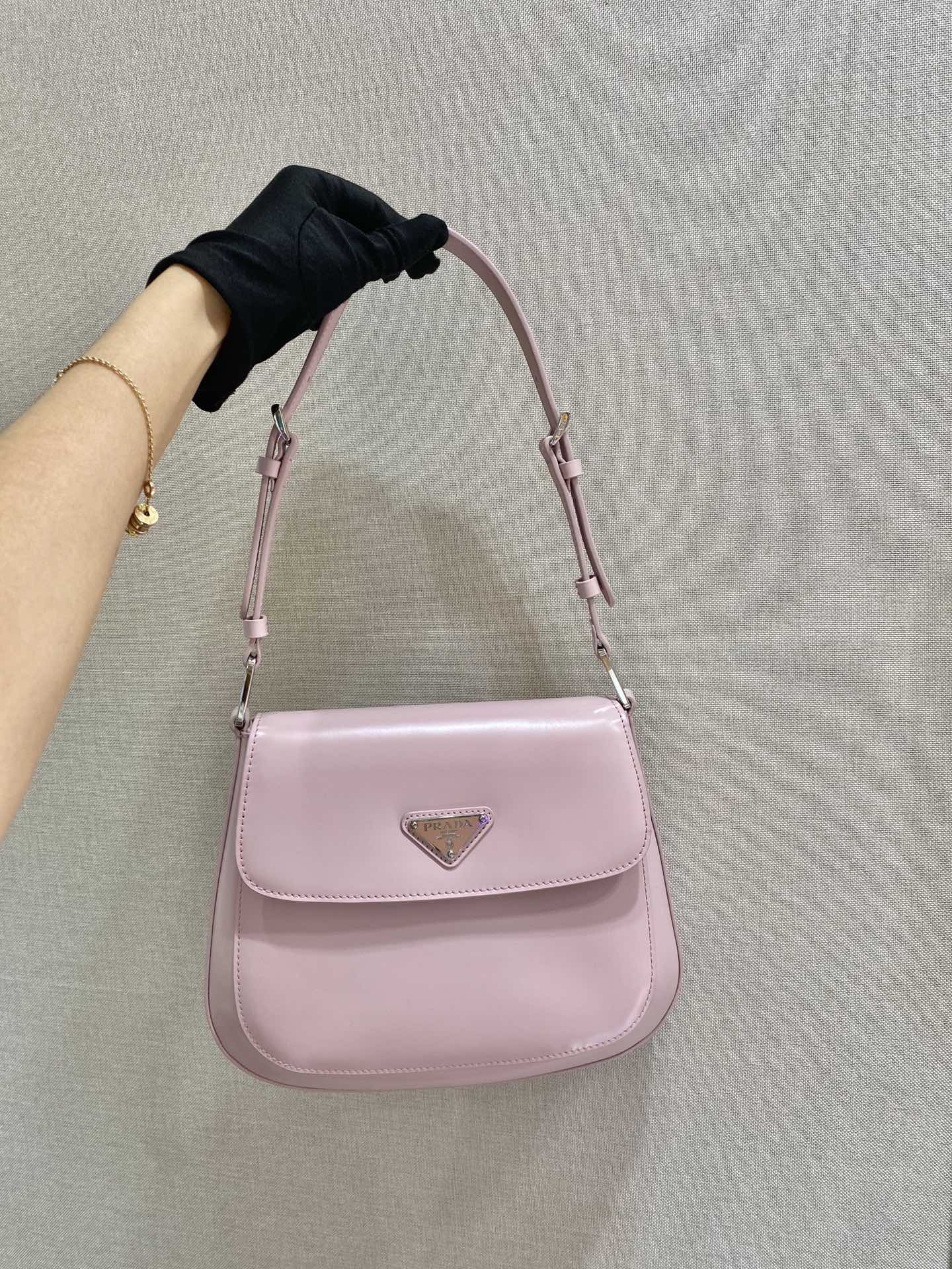 𝐏𝐑𝐀𝐃𝐀 Large flap w/ double shoulder strap 1BD303